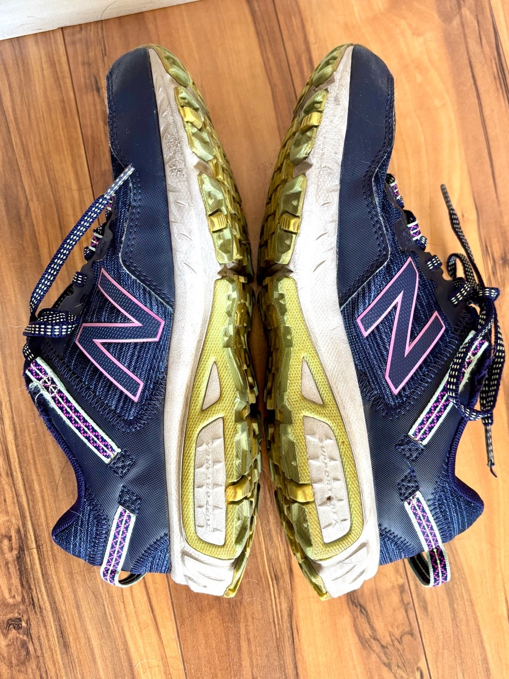 Pre-loved New Balance Navy Hiking Sneakers with Pink Accents size 9 - Picture 9 of 10